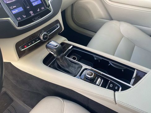 Used 2019 Volvo XC90 T5 Momentum w/ Protection Package Premier image 23