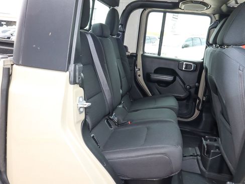 Used 2020 Jeep Gladiator Sport image 25