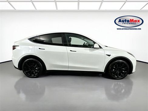 Used 2022 Tesla Model Y Long Range image 10