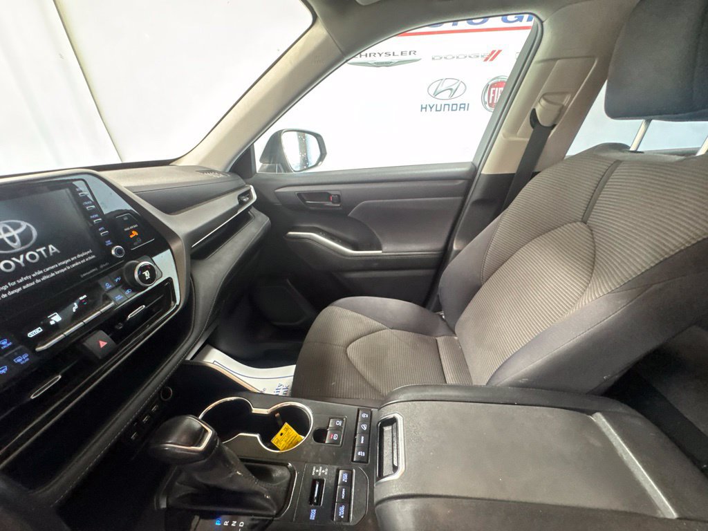 Used 2021 Toyota Highlander LE AWD/4WD image 22