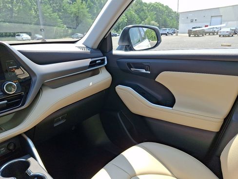 Used 2023 Toyota Highlander XLE AWD/4WD image 2