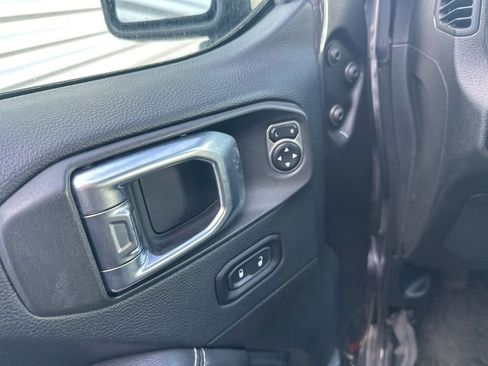 Used 2018 Jeep Wrangler Unlimited Sahara image 12