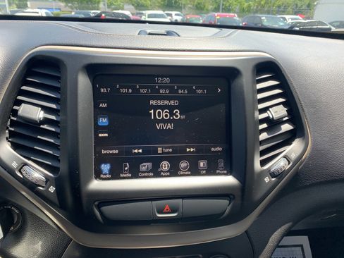 Used 2017 Jeep Cherokee Latitude w/ Cold Weather Group AWD/4WD image 13