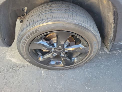 Used 2023 Jeep Grand Cherokee Altitude image 12