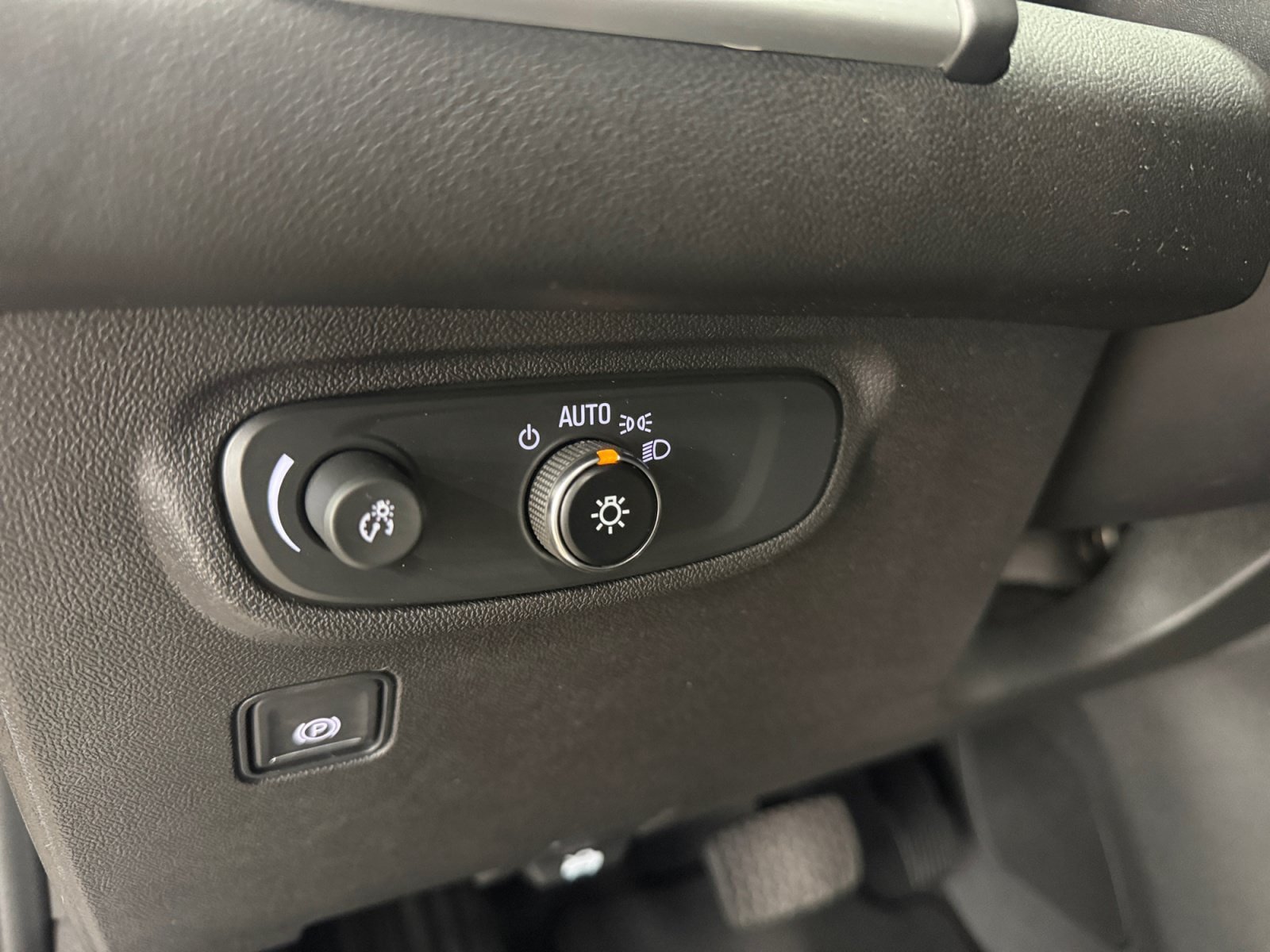 Used 2022 GMC Terrain SLE w/ Driver Convenience Package AWD/4WD image 23