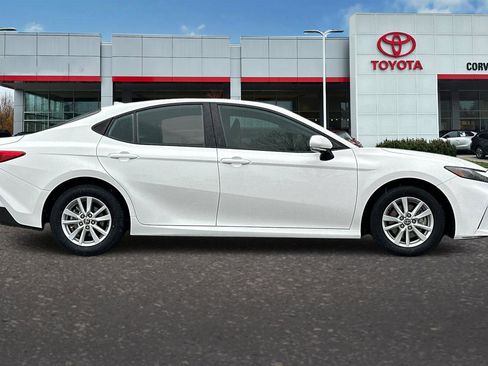 Used 2025 Toyota Camry LE image 3