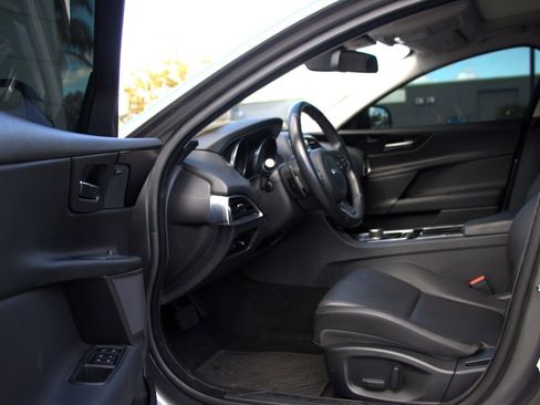 Used 2018 Jaguar XE Premium image 12