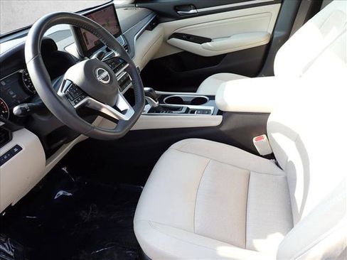 Used 2023 Nissan Altima 2.5 SV w/ SV Premium Package FWD image 10