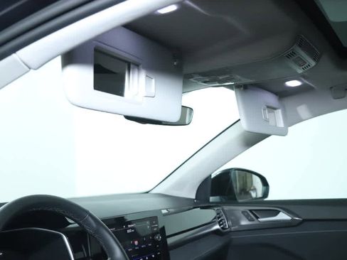 Certified 2025 Volkswagen Taos SE image 20