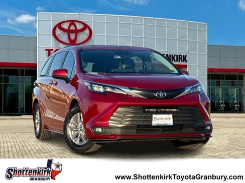 Used 2026 Toyota Sienna XLE FWD image 1