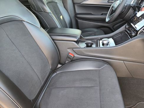Used 2025 Jeep Grand Cherokee L Laredo RWD image 19