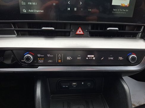 Used 2025 Kia Sportage EX image 16