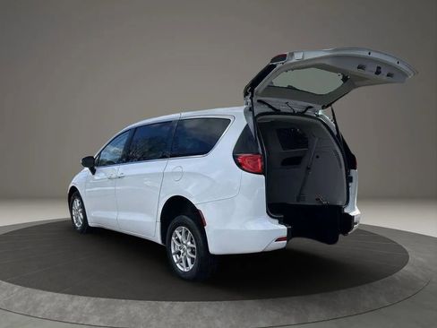 Used 2023 Chrysler Voyager LX FWD image 2