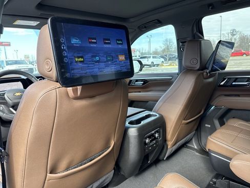 Used 2025 Chevrolet Suburban High Country image 8