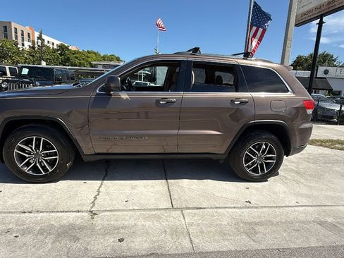 Used 2019 Jeep Grand Cherokee Laredo w/ 18" Wheel & 8.4" Radio Group AWD/4WD image 11