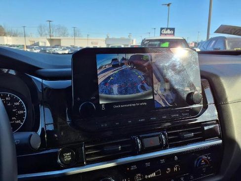 Certified 2025 Nissan Pathfinder SL image 10