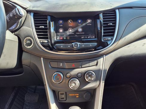 Used 2022 Chevrolet Trax LT w/ LT Convenience Package image 10