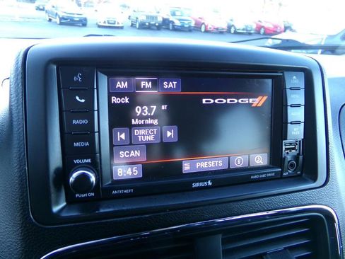 Used 2019 Dodge Grand Caravan SE w/ UConnect Hands-Free Group image 16