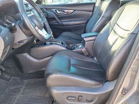 Used 2019 Nissan Rogue SL w/ Premium Package image 11