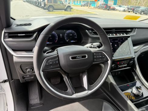 Used 2023 Jeep Grand Cherokee Altitude image 13