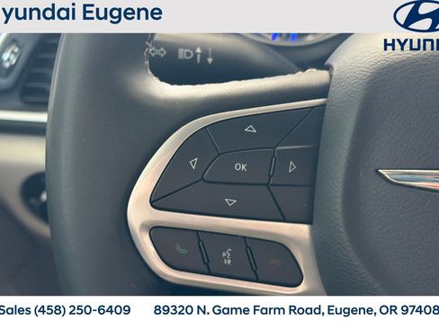 Used 2023 Chrysler Pacifica Touring-L FWD image 30