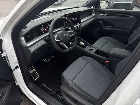 New 2026 Volkswagen Tiguan SE R-Line FWD image 10