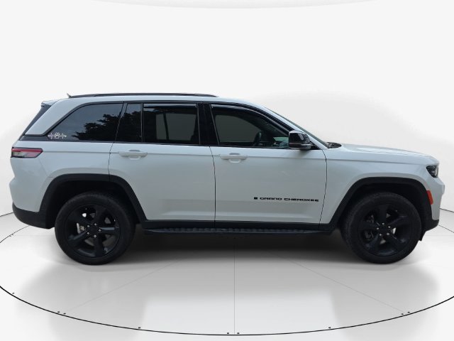 Used 2025 Jeep Grand Cherokee Altitude RWD image 4
