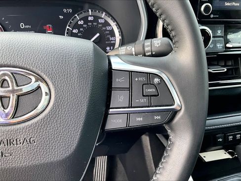 Used 2020 Toyota Highlander XLE image 24