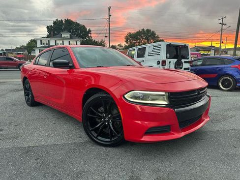 Used 2018 Dodge Charger SXT w/ Blacktop Package RWD image 2