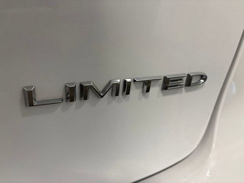 Used 2024 Chrysler Pacifica Limited FWD image 32