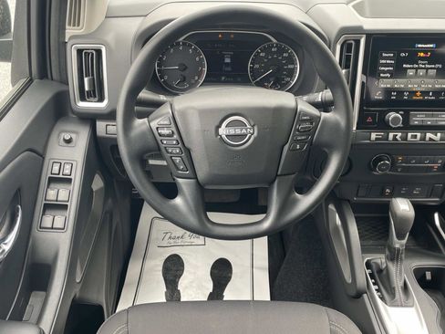 Used 2025 Nissan Frontier SV image 10