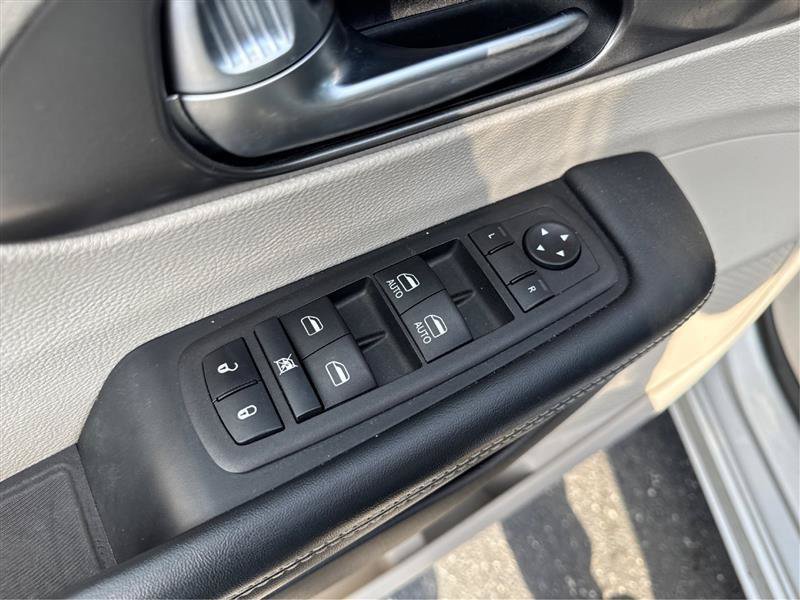 Used 2023 Chrysler Pacifica Touring-L FWD image 33