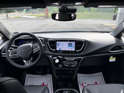 New 2027 Chrysler Pacifica Select AWD/4WD image 16
