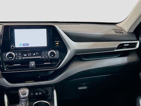 Used 2023 Toyota Highlander XLE image 19