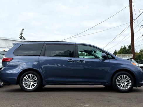 Used 2016 Toyota Sienna XLE FWD image 6