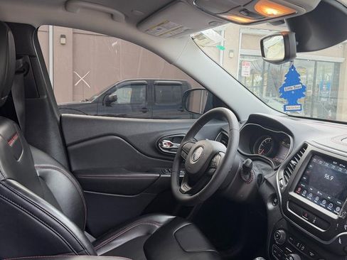 Used 2022 Jeep Cherokee Trailhawk image 19