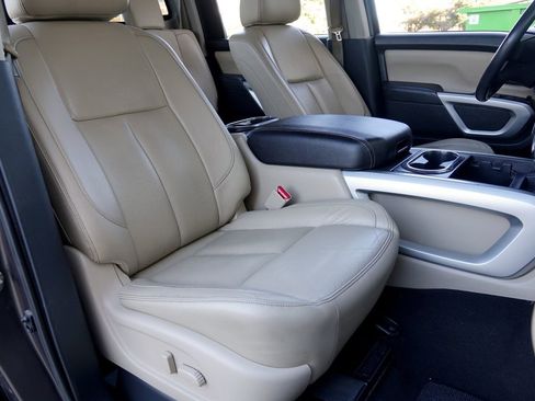 Used 2017 Nissan Titan SL w/ SL Towing Convenience Package image 8