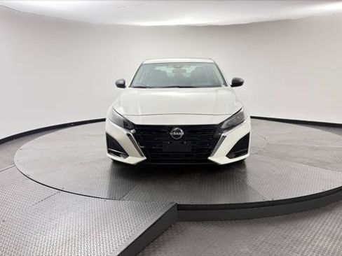 Used 2025 Nissan Altima 2.5 SV FWD image 12