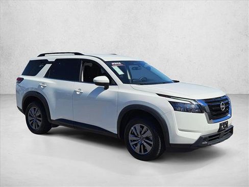 Used 2025 Nissan Pathfinder SV image 3