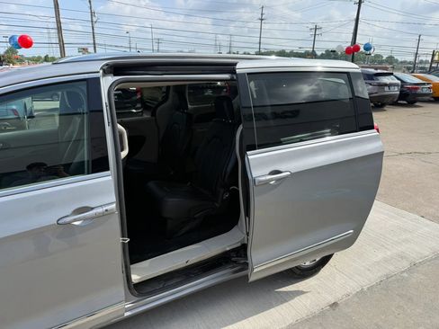 Used 2020 Chrysler Pacifica Touring-L Plus FWD image 21
