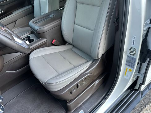 Used 2024 GMC Yukon XL SLT w/ SLT Luxury Package image 14