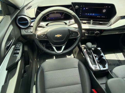 Used 2025 Chevrolet Trax LT w/ LT Convenience Package FWD image 16