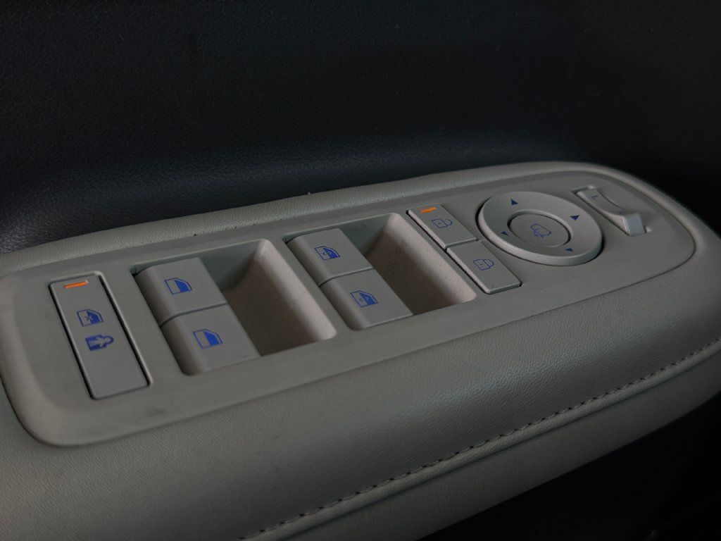 Used 2025 Hyundai Santa Fe Limited FWD image 25