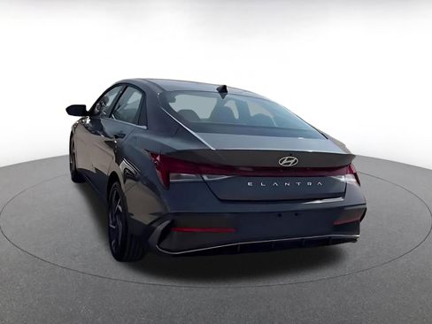 Used 2025 Hyundai Elantra SEL image 11