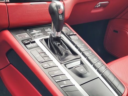 Used 2018 Porsche Macan Turbo image 19