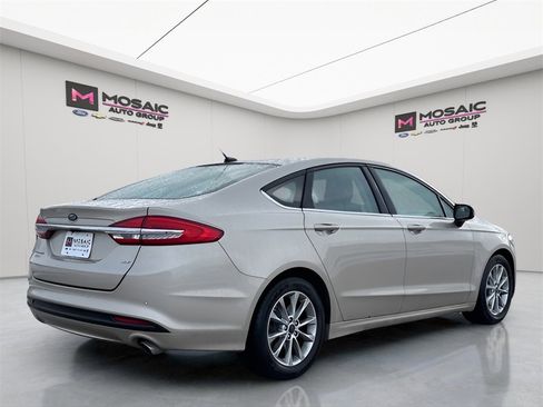 Used 2017 Ford Fusion SE w/ Fusion SE Technology Package image 7