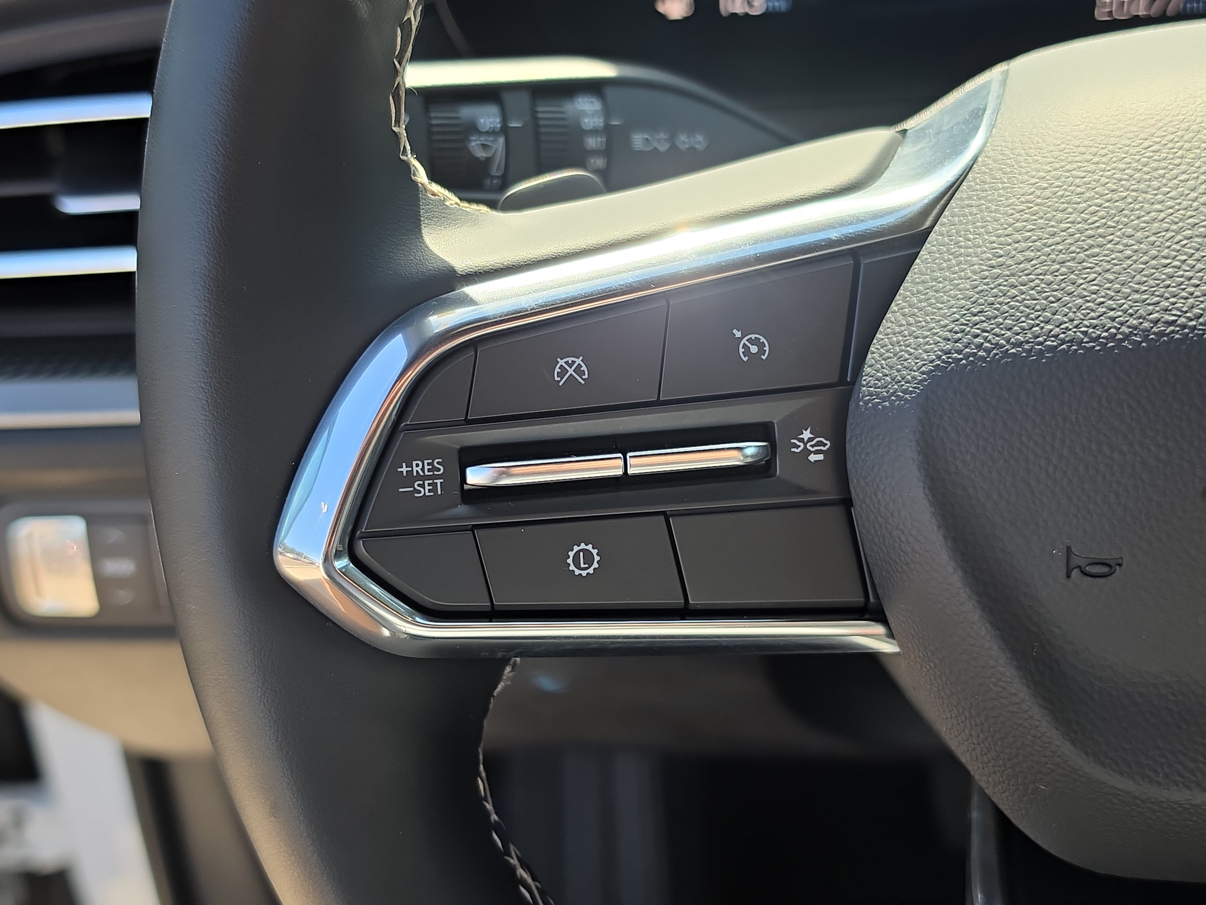 Used 2025 Chevrolet Traverse LT FWD image 31