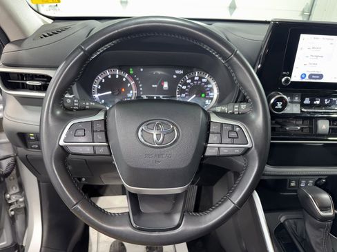 Used 2024 Toyota Highlander LE AWD/4WD image 31