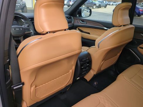 New 2025 Jeep Grand Cherokee Summit image 18