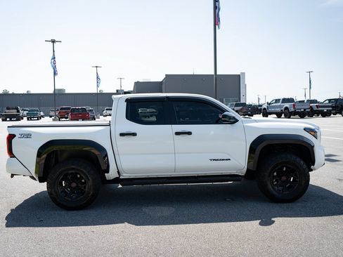 Used 2024 Toyota Tacoma TRD Off-Road w/ TRD Off Road Upgrade Package AWD/4WD image 11